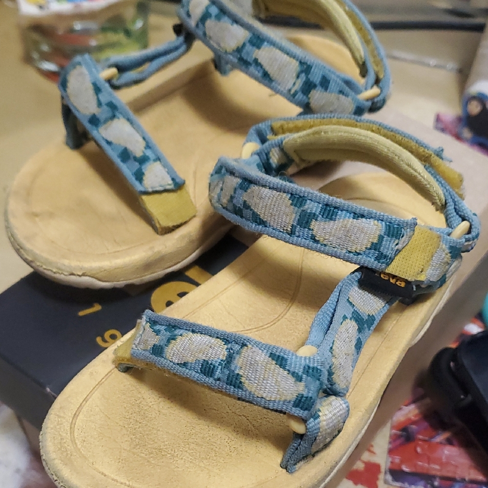 TEVA, T HURRACAINE Blue and Yellow Sandals